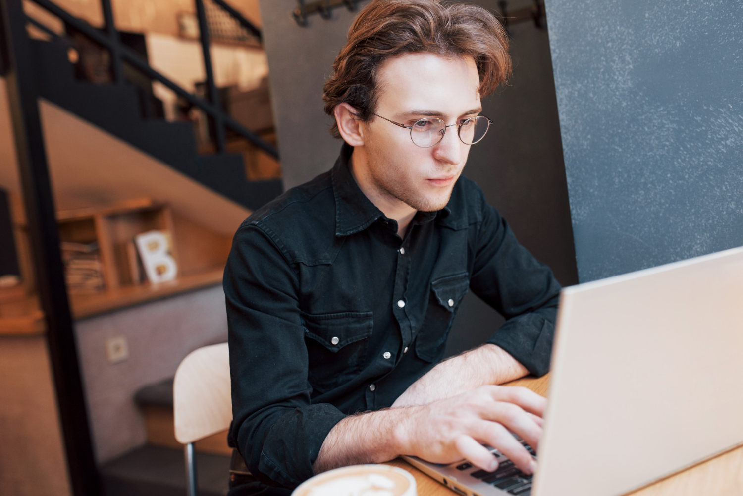 Execução previsível e segura: padronize contentores, evite conflitos e mantenha ambientes estáveis